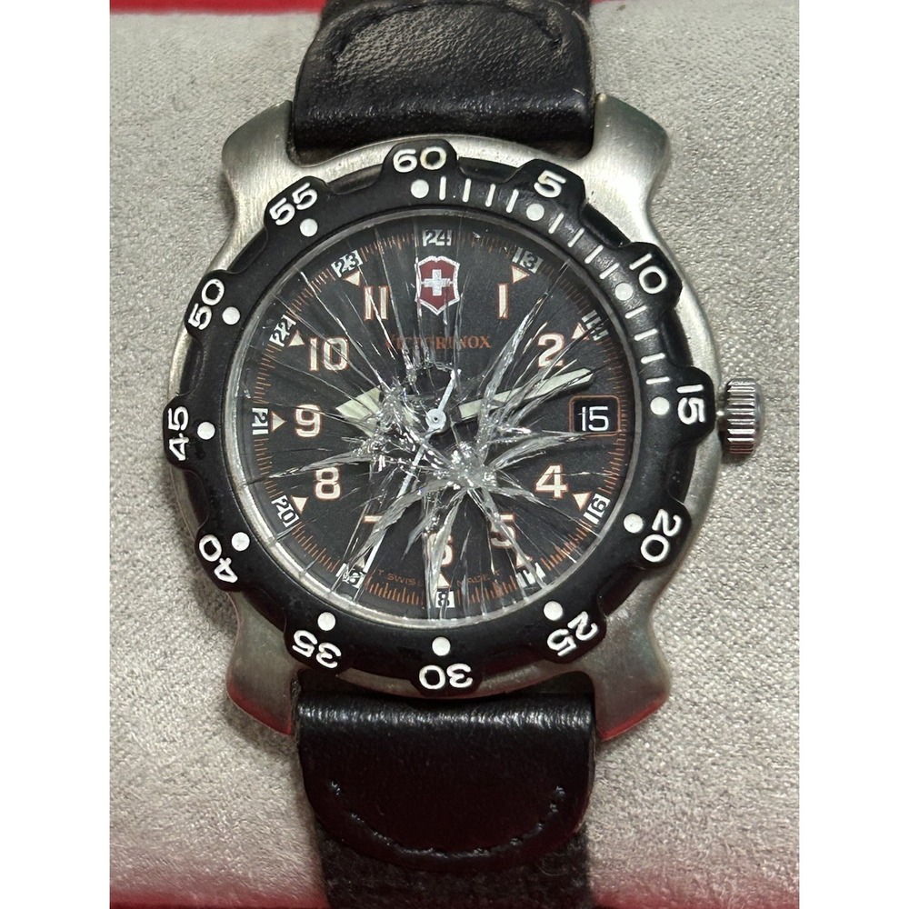 Victorinox Swiss‎ Army Black Dial Unisex Watch New Battery Glass Broken
